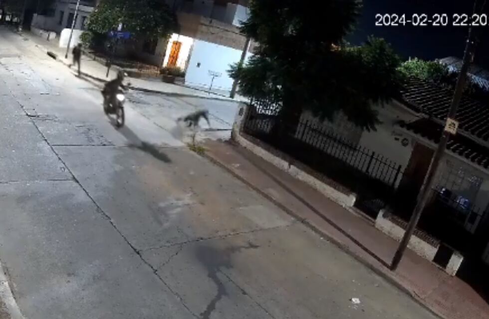 Violento robo en Córdoba: intentó huir de los motochoros armados, se cayó y le llevaron el celular