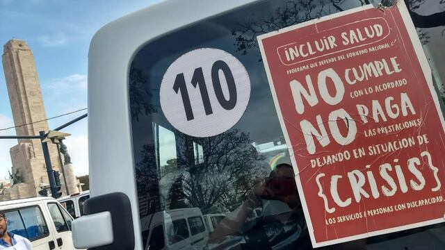 Fuerte reclamo de transportistas de discapacidad en el Monumento a la Bandera