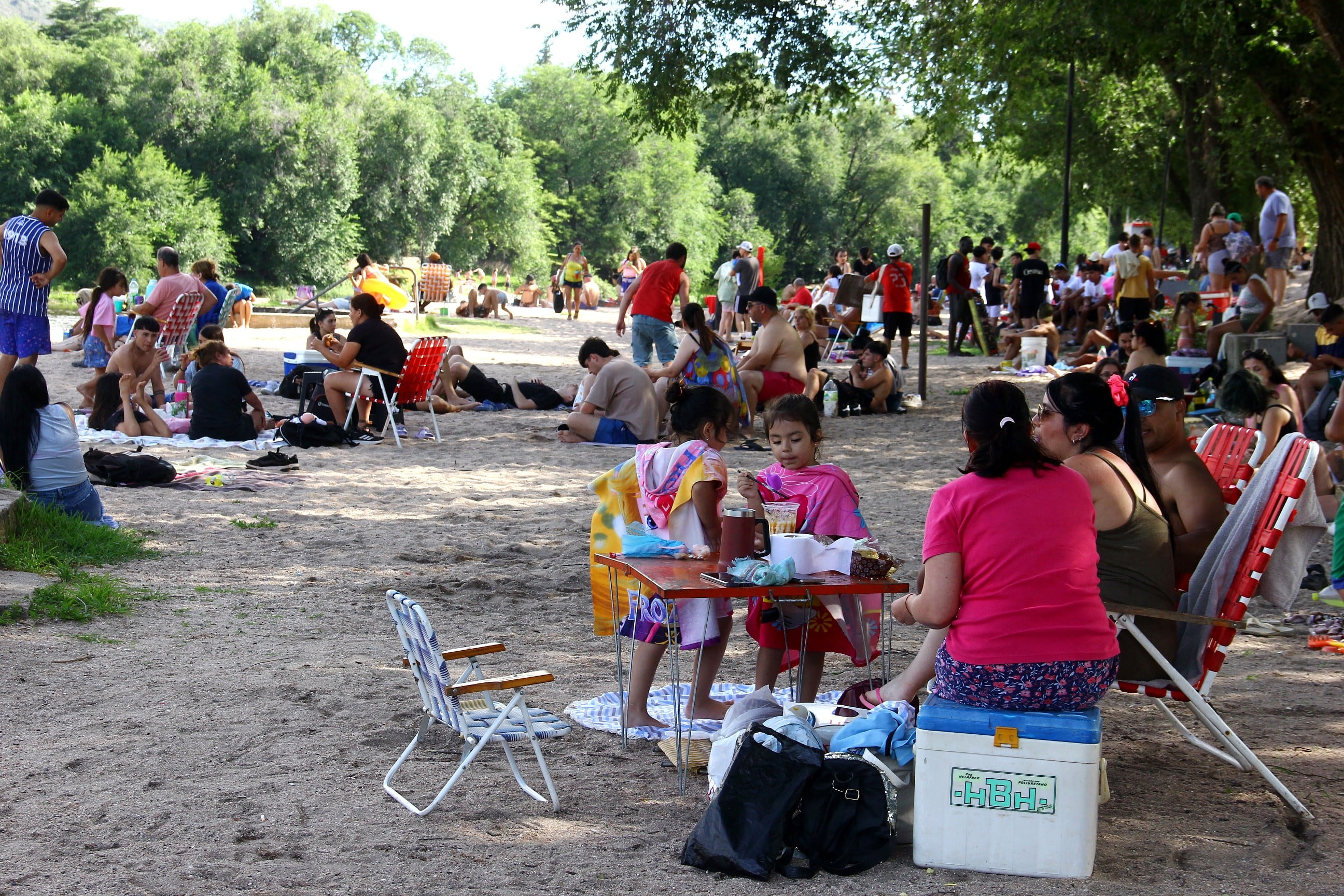Playas de Oro en Carlos Paz se llenó de turistas buscando sol y río en la Navidad. (Yanina Aguirre / La Voz)