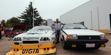 Recreación de una histórica fotografía de Traverso junto a la coupé Fuego de Renault.
