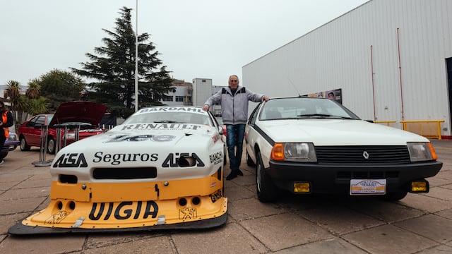 Recreación de una histórica fotografía de Traverso junto a la coupé Fuego de Renault.