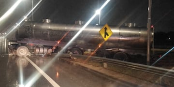 Volcó un camión con 24 mil kilos de chocolate en Córdoba.