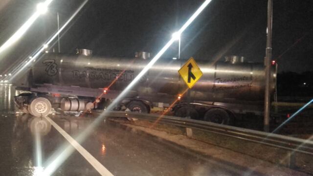 Volcó un camión con 24 mil kilos de chocolate en Córdoba.