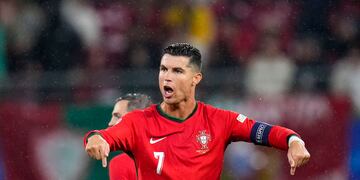 «Se inyecta bótox en el...» Aseguran que Cristiano Ronaldo se hizo un retoque estético en una zona íntima. (AP Foto/Petr Josek)