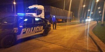 Intentaron evitar un retén con soja ilegal y fueron detenidos.