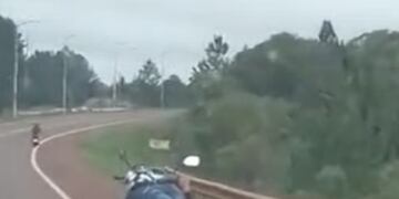 Fue filmado manejando “acostado” su motocicleta en Dos de Mayo-