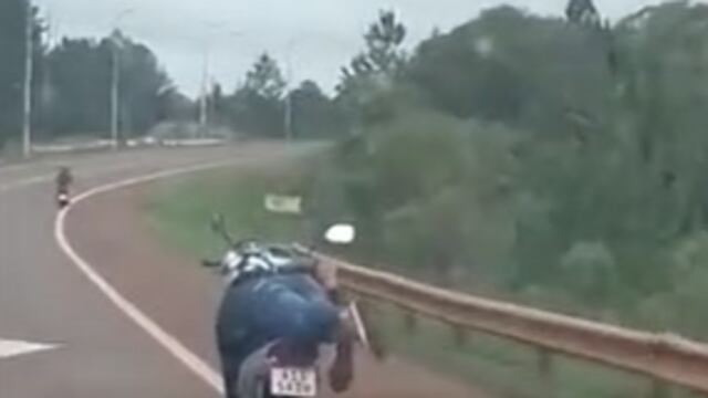Fue filmado manejando “acostado” su motocicleta en Dos de Mayo-