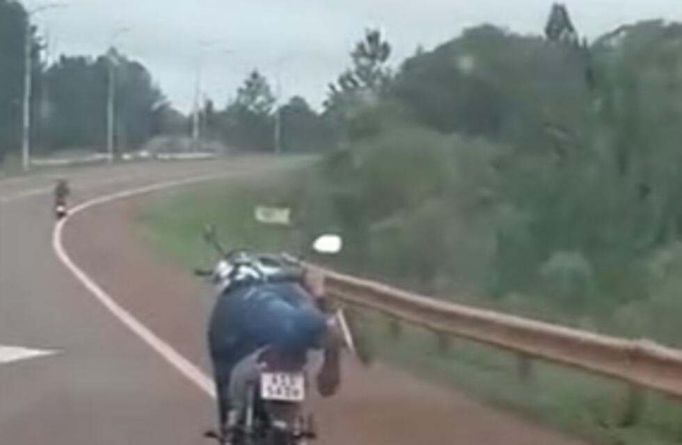 Fue filmado manejando “acostado” su motocicleta en Dos de Mayo