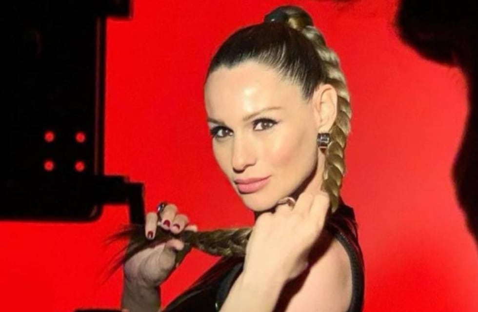 Pampita demostró que es la reina del estilo y le dio color a su look con un blazer súper canchero