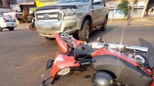 Accidente vial en Posadas dejó a un motociclista herido.