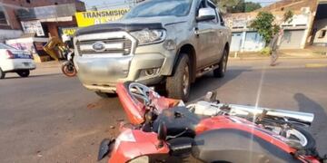 Accidente vial en Posadas dejó a un motociclista herido.