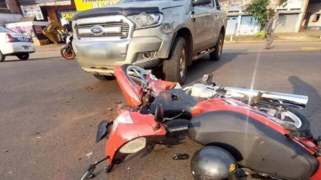 Accidente vial en Posadas dejó a un motociclista herido.