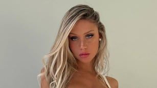 Agustina Añon encandiló al posar frente al espejo con un conjunto de ropa interior barbiecore