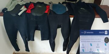 La policía halló en un descampado cuatro trajes de neoprene robados en Reta