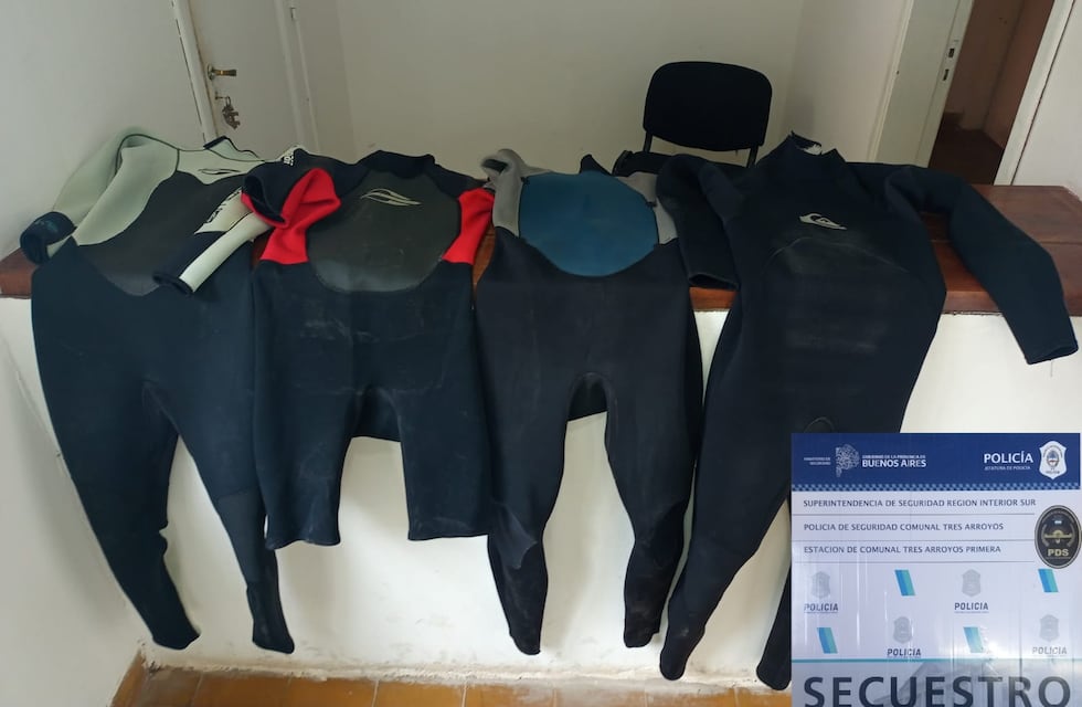 La policía halló en un descampado cuatro trajes de neoprene robados en Reta
