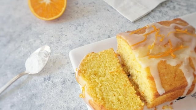 La receta definitiva de un budín de naranja esponjoso, vegano y fácil.