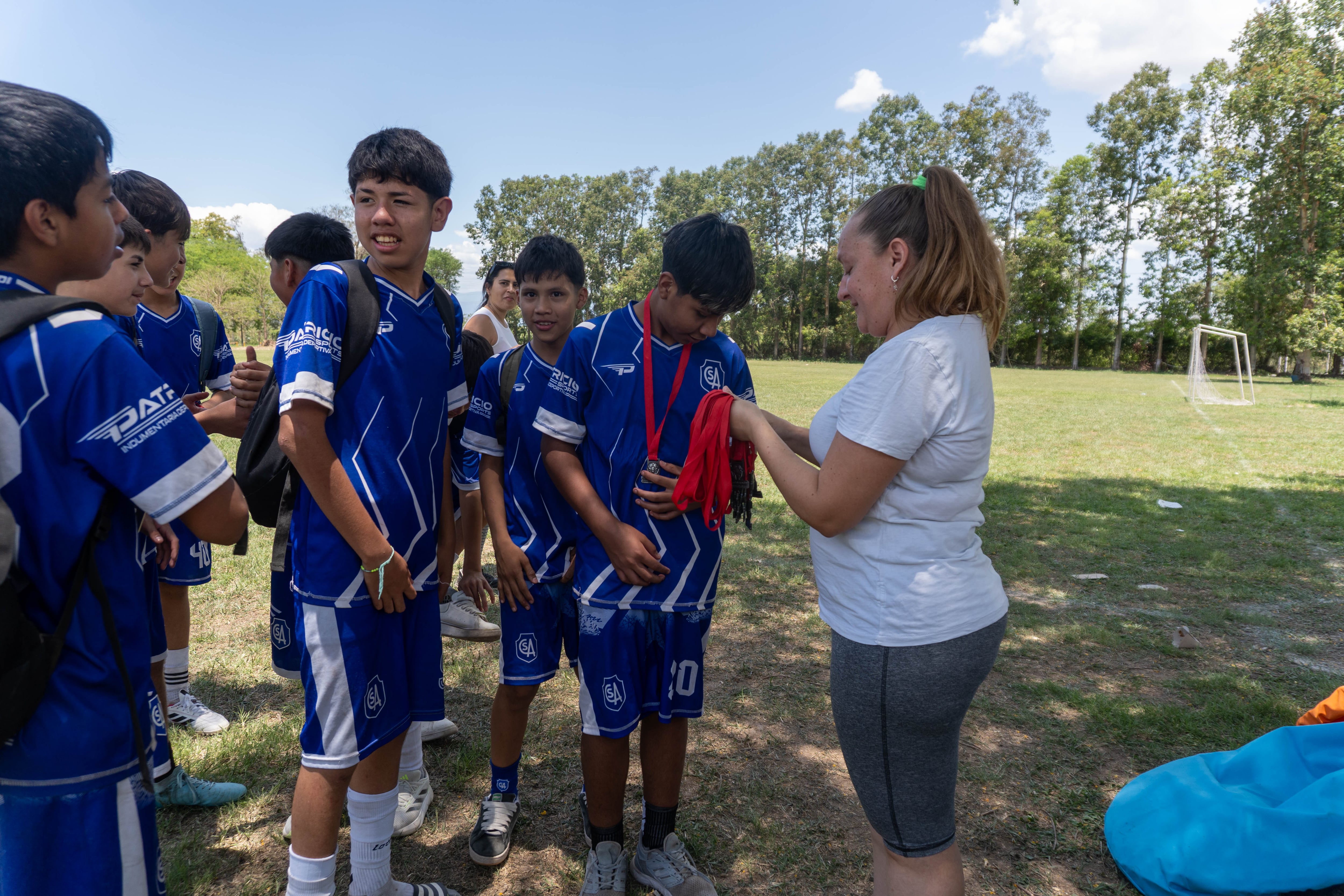 La referente de Relaciones con la Comunidad de la empresa Ledesma, Daniela Orquera, fue invitada a entregar medallas a los participantes en el Torneo Integración de Fútbol Infantil.