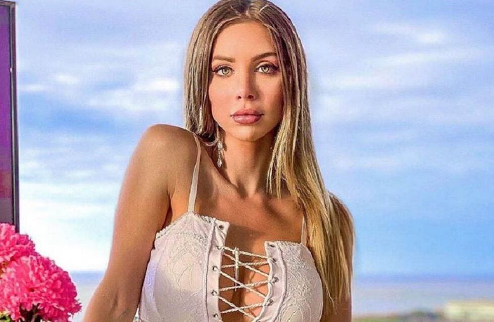 Romina Malaspina posó sin ropa y cubierta apenas por un vestido de red y tuvo que cubrirse con corazones