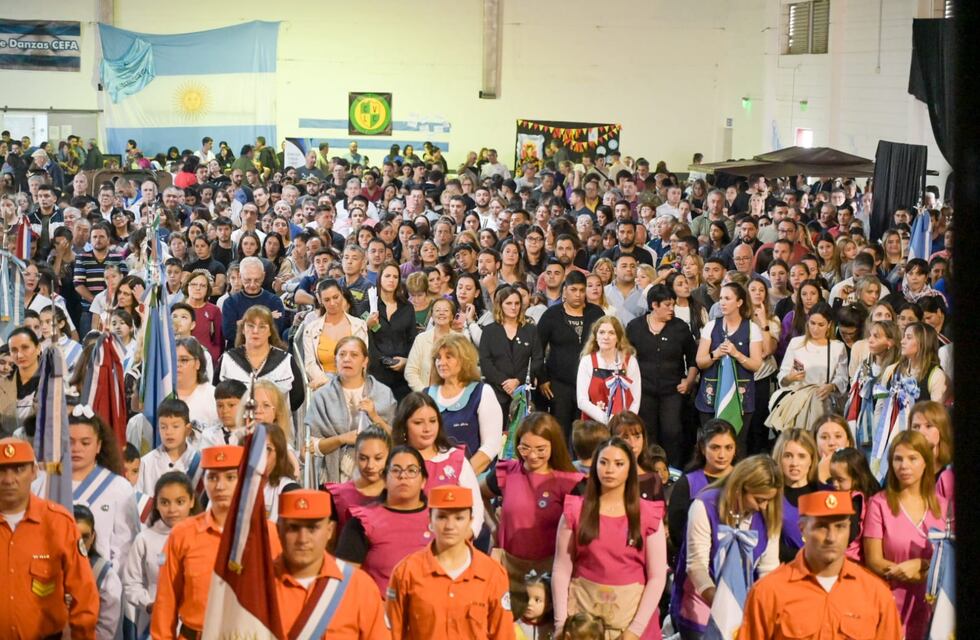 Por la lluvia, la Gran Fiesta del 25 de Mayo en Arroyito se mudó al Salón de Bomberos