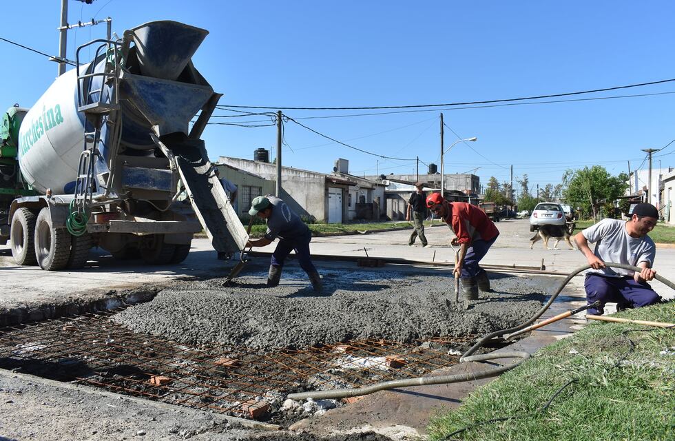 Tareas de bacheo y reparaciones en el polideportivo de Frontera