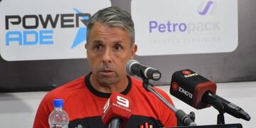 Gustavo Álvarez no es más el DT de Patronato