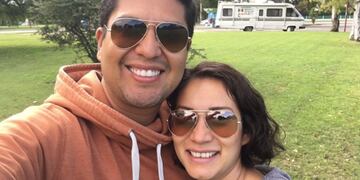 Manuel, Magalí y el motorhome en el Parque Municipal.