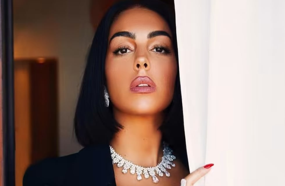 Georgina Rodríguez se llevó todos los corazones con un vestido estampado y con tajos