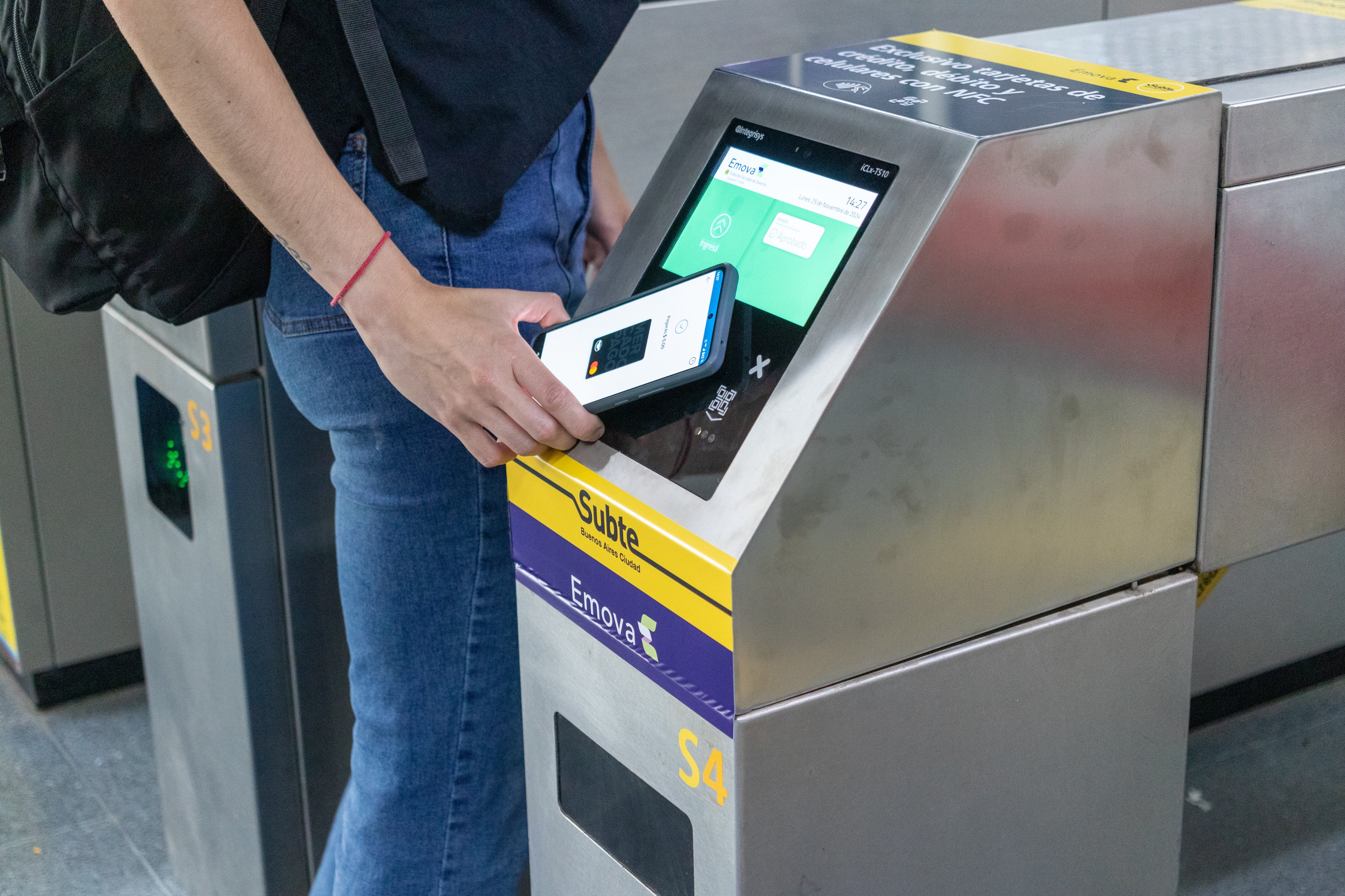 Cómo pagar con contactless y QR de MODO o Mercado Pago en los molinetes del Subte