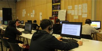 El centro de atención telefónica incluye una decena de profesionales vinculados a la psicología.