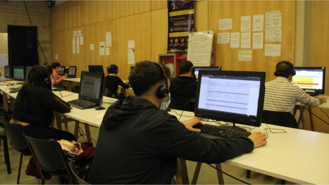 El centro de atención telefónica incluye una decena de profesionales vinculados a la psicología.