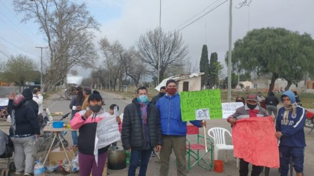 Vecinos piden que les instalen servicios en un terreno en conflicto. Foto: Estación FM, Jesús María.