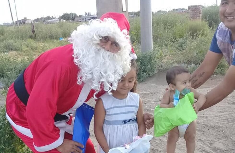 Papá Noel puntaltense lleva 10 años repartiendo sonrisas y necesita ayuda