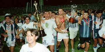 El plantel campeón de Copa Conmebol 1999, invitado para la final de Talleres por Copa Argentina (La Voz).