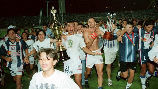 El plantel campeón de Copa Conmebol 1999, invitado para la final de Talleres por Copa Argentina (La Voz).
