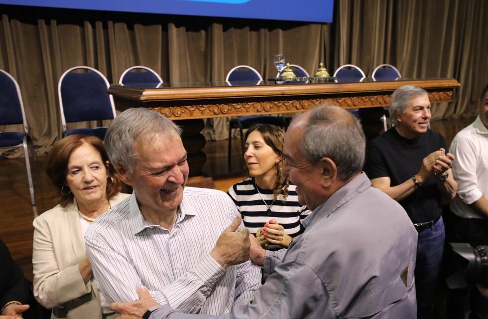 Tras entregar bonos por $100.000, Juan Schiaretti recomendó: “Usen la plata rápido porque...”