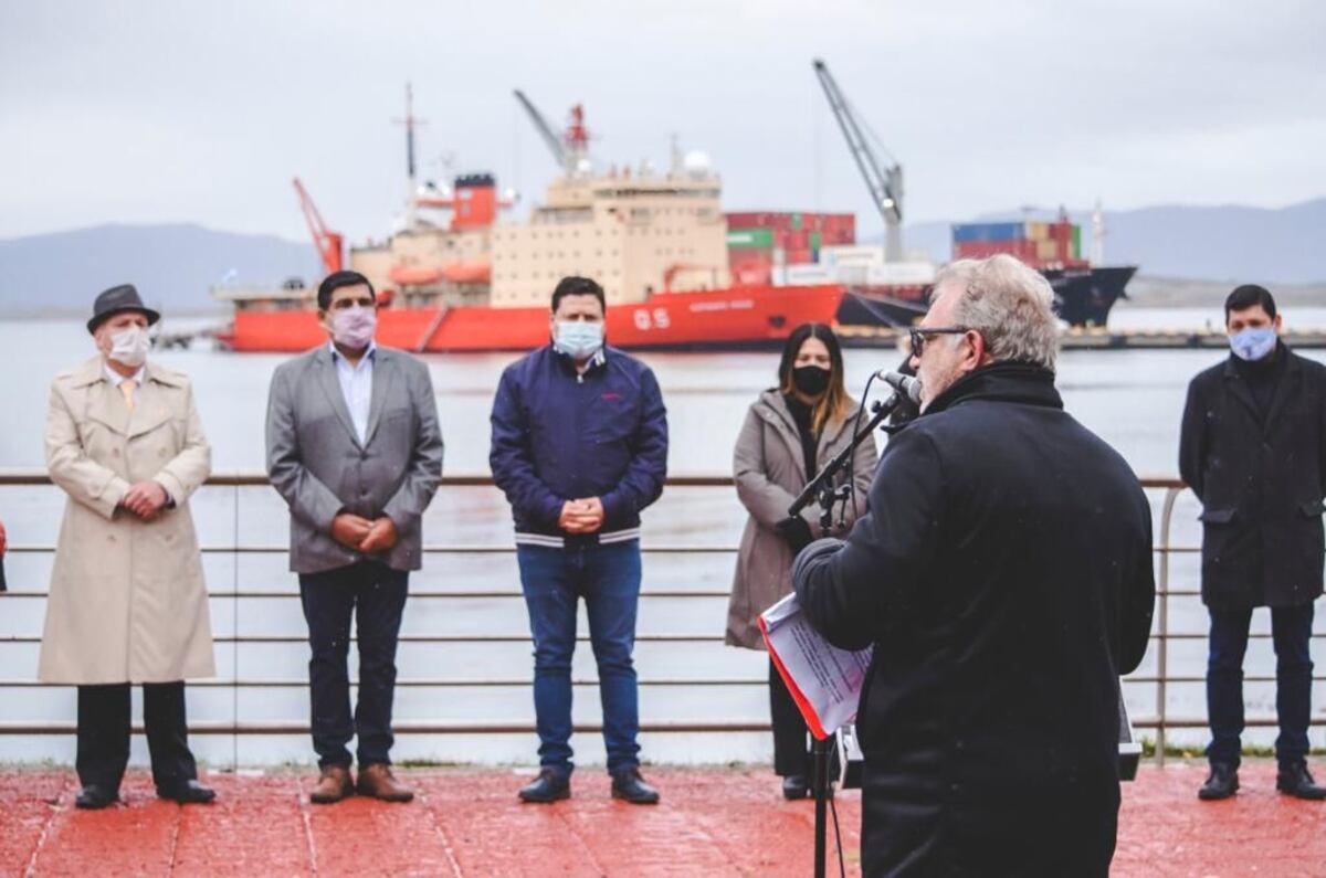 Acto por el día de la Antártida en el Paseo de los Pioneros Fueguinos.