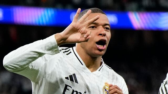 Kylian Mbappé celebra tras anotar un gol para el Real Madrid en el partido de Liga de Campeones contra el Manchester City, en el estadio Santiago Bernabéu, en Madrid, el 19 de febrero de 2025. (AP Foto/Manu Fernández)