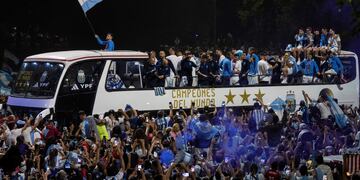 Una multitud recibió a la selección argentina campeona del mundo. (AP)