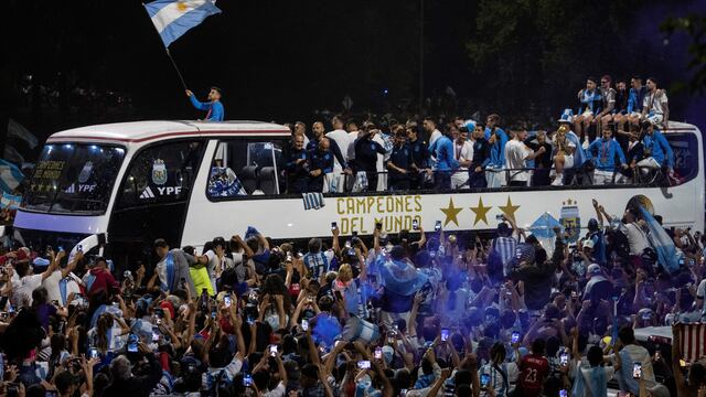 Una multitud recibió a la selección argentina campeona del mundo. (AP)