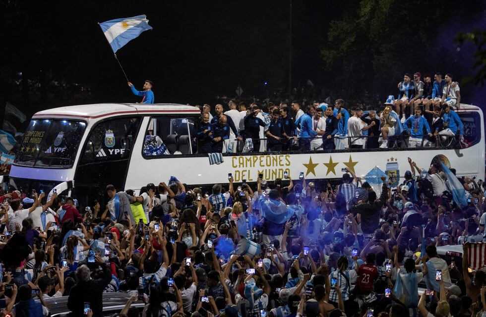 Con alfombra roja y miles de personas, así fue el recibimiento de la Selección Argentina en el Aeropuerto de Ezeiza