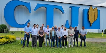 Andrea Sarnari, presidenta de la FAA; Lucas Magnano, presidente de Coninagro; Carlos Castagnani, presidente de CRA; visitaron junto a otros miembros de la Mesa de Enlace la Cooperativa de Tabacaleros de Jujuy, donde con miembros del Consejo de Administración analizaron la situación del sector tabacalero local y nacional.
