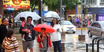 LLUVIA EN CARLOS PAZ. Durante el domingo los turistas visitaron el centro de Carlos Paz buscando refugio de la lluvia. (La Voz)