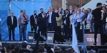 Alberto Fernández le mandó un mensaje al FMI en el homenaje a Néstor Kirchner en Morón.  (Foto: Clarín)