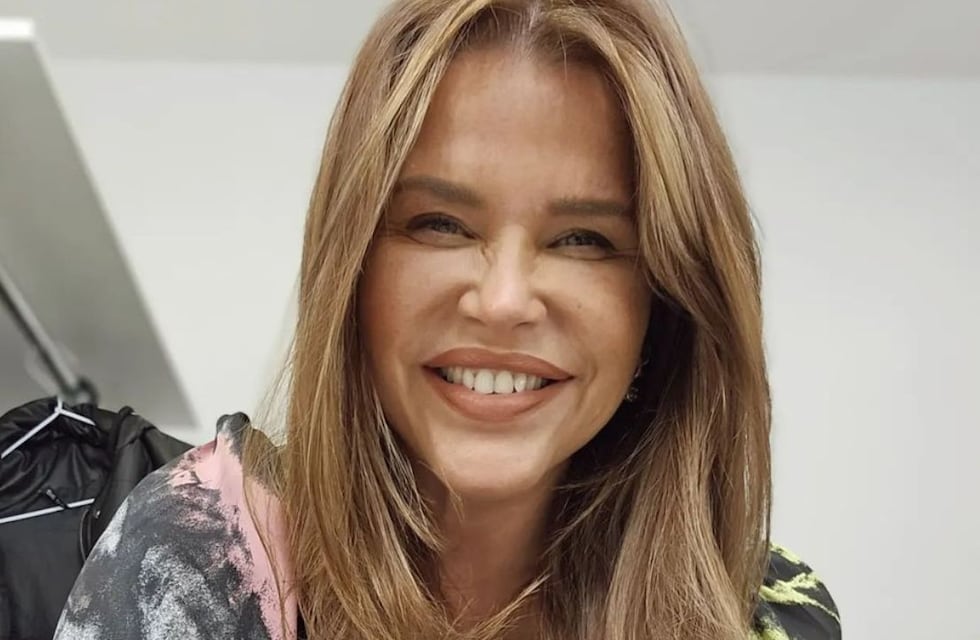 Diosa a los 48 años, Nazarena Vélez se despidió de Brasil con un pareo animal print