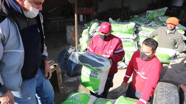 Productores de ganado ovino y caprino recibieron ayuda para enfrentar los problemas de la emergencia agropecuaria.
