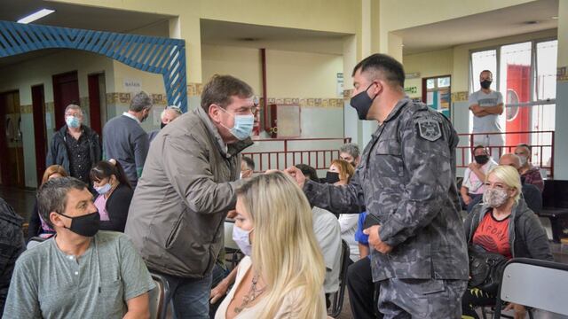 conversó con los vecinos y mostró su alegría por los festejos en el marco de los 25 años que cumplirá la ciudad.