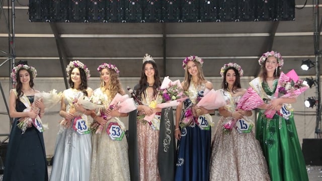 En el inicio de la 73.ra Fiesta Nacional de los Estudiantes en Jujuy, en la madrugada de este lunes fue consagrada nueva representante de la juventud capitalina Manuela Sánchez de Bustamante, del Complejo Educativo "José Hernández" (al centro).