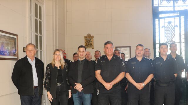 El intendente de Rafaela, Leonardo Viotti con el Jefe y Subjefe de la UR V, Carlos Pagano y Fernando Mendoza.