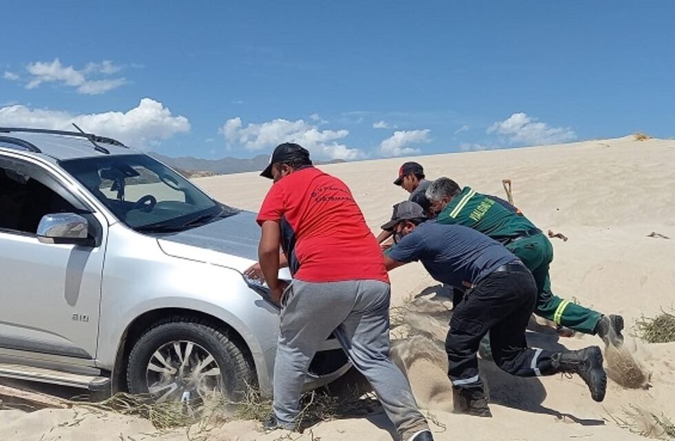 Asistieron a turistas que quedaron atascados con su camioneta en las dunas de Tatón