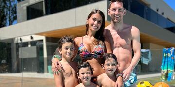 La pareja rosarina tuvo a Thiago, Mateo y Ciro durante su estadía en Barcelona.